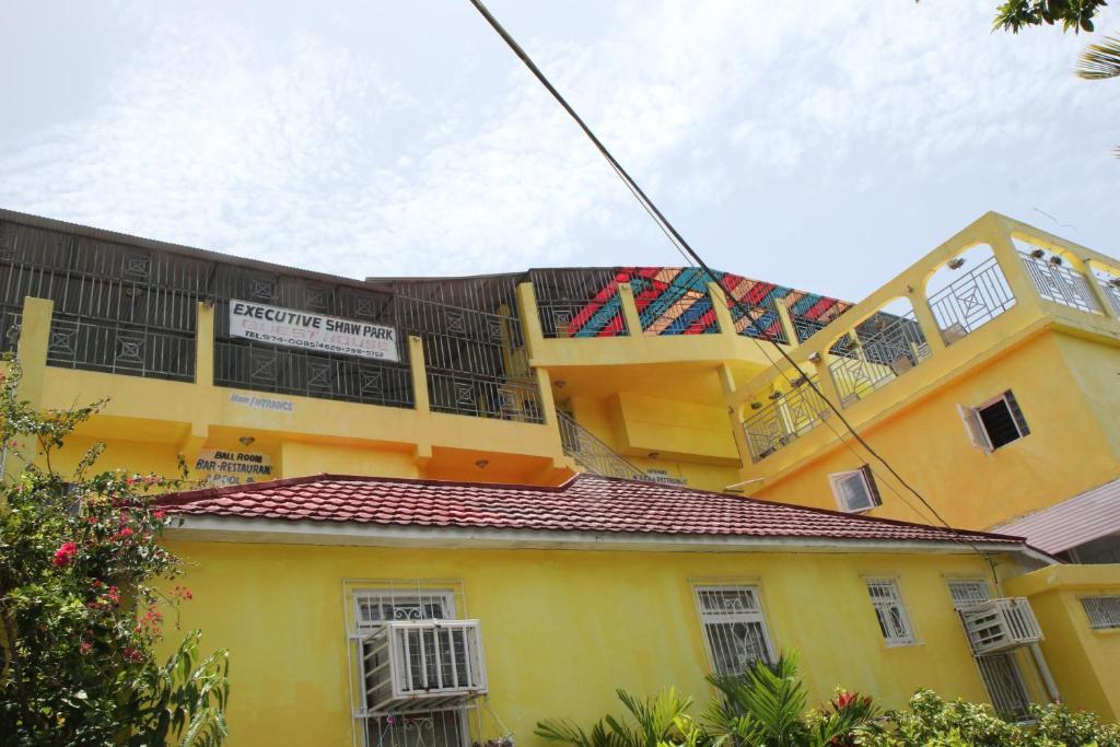 Executive Shaw Park Guest House Ocho Rios Exterior photo