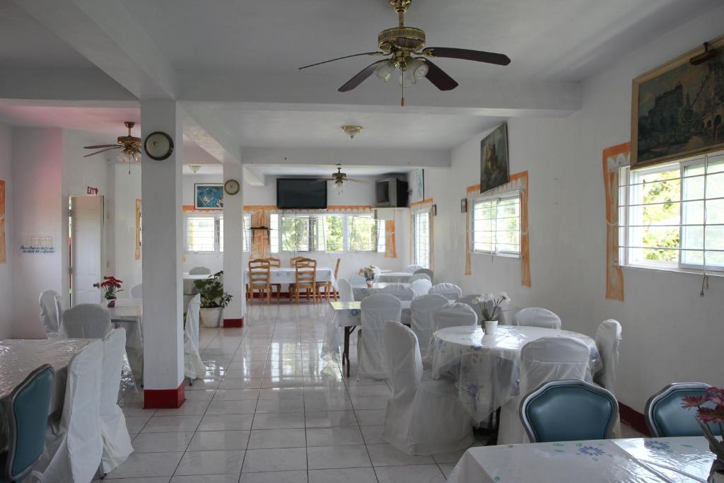 Executive Shaw Park Guest House Ocho Rios Exterior photo